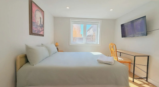 Номер Comfort Cozy Rooms in Bright Walkout Suite - Newly Renovated in 2026