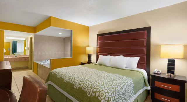 Двухместный люкс Deluxe Days Inn by Wyndham N Orlando/Casselberry