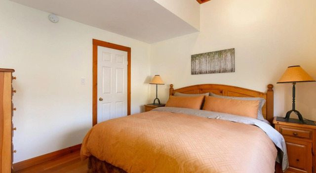 Mountainview 1 bedroom suite, king bed, walk to Village, WIFI, parking, ski & bike storage, lake & beach nearby, Joffre Lakes, golfing, horseback riding, biking, hiking, canoeing, jet boating, Nairn Falls, Beer Farmers & North Arm Farm, Забронировать Отель Пембертон Sea to Sky Highway