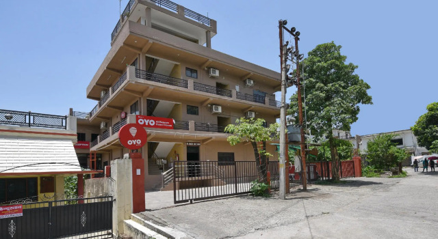 OYO Flagship 4464 MAIRA RESIDENCY, Rezerwuj Hotel Hotele w Uttarakhand z basenem, Basen