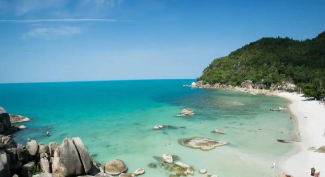 Кровать в общем номере Crystal Bay Beach Resort