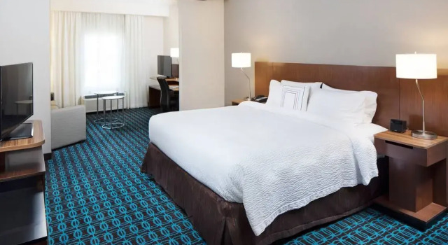 Двухместный люкс c 1 комнатой Fairfield Inn & Suites by Marriott Savannah Downtown Historic District