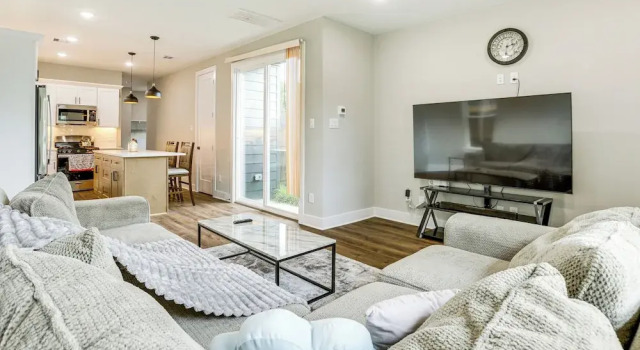 Коттедж Modern Home w/ Private Yard in Northeast H-town!