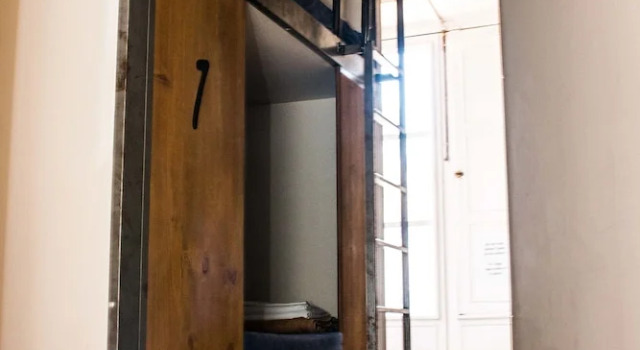 Кровать в общем номере (женский номер) с балконом Black Swan Hostel Sevilla