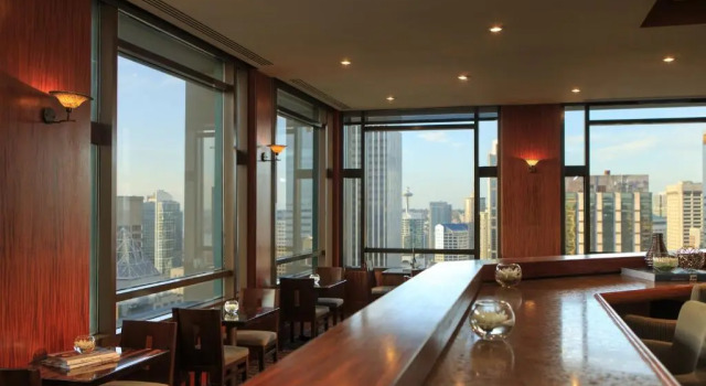 Четырёхместный клубный номер Standard с видом на город Renaissance Seattle Hotel