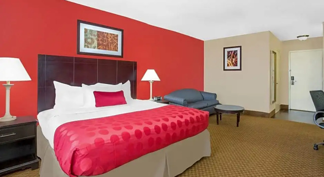 Двухместный номер Standard с частичным видом Ramada Plaza by Wyndham Fayetteville Fort Bragg Area