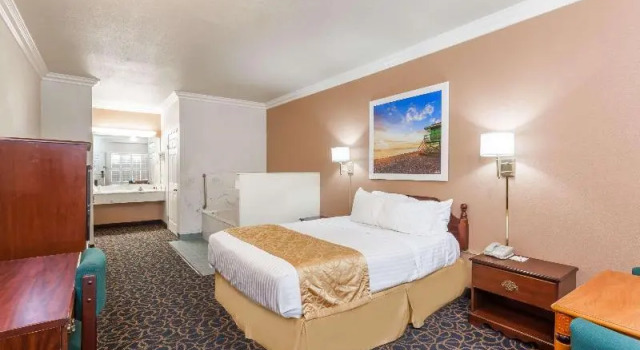 Номер Standard Days Inn & Suites by Wyndham South Gate