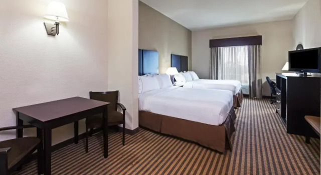 Четырёхместный номер Standard Holiday Inn Express & Suites Brady by IHG