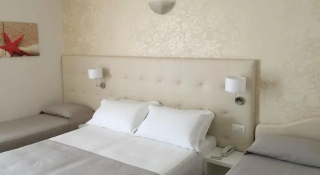 Четырёхместный номер Classic с балконом Hotel Ardea
