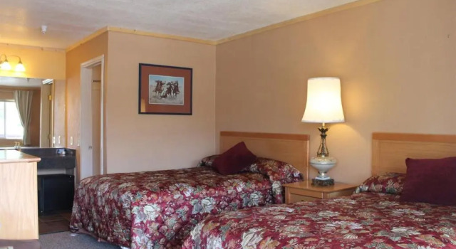 Четырёхместный номер Standard Whitney Portal Hotel And Hostel