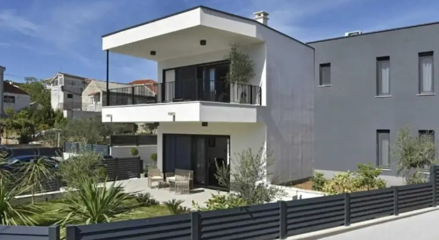 Luxury Slatine Apartments With Terrace and Garden