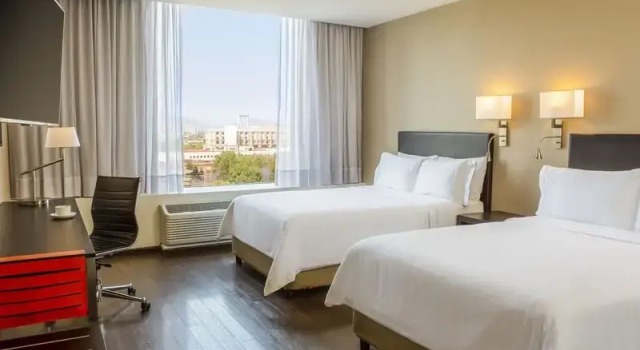 Четырёхместный номер Standard с красивым видом из окна Fiesta Inn Centro Historico