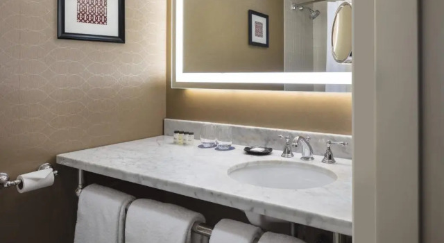Четырёхместный номер Standard Sheraton Commander Hotel