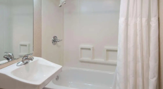 Двухместный номер Pool Access Ramada Plaza by Wyndham Calgary Downtown