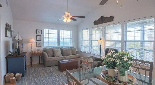 2nd Row Beach Home Ocean Views Old School Vibes - 1 min Walk to Sunny Beach