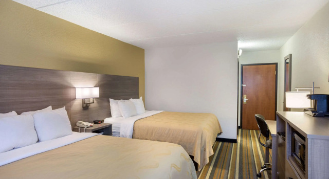 Четырёхместный номер Standard Quality Inn Albany Colonie