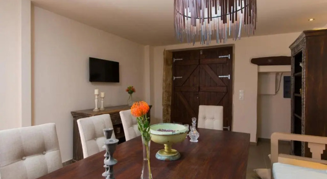 Beautiful & spacious villa with 38sqm pool & BBQ!