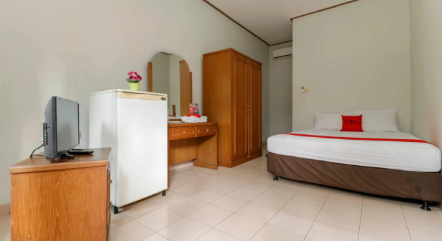 Reddoorz Plus @ Karet Pedurenan 3, Забронировать Отель Недорогие отели Джакарты, рядом с Торговый центр Epicentrum Walk, недорого