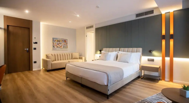 Двухместный номер Premium с балконом Hotel Elisa Tirana, Affiliated by Meliá