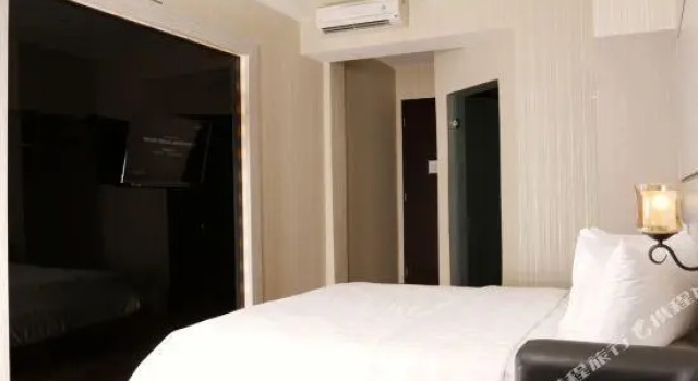 Кровать в общем номере Shakti Hotel Jakarta
