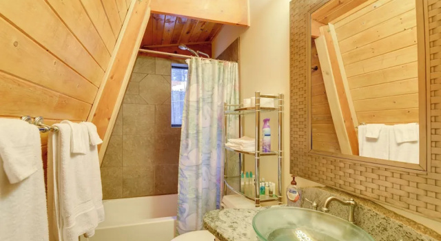 Коттедж с 3 комнатами Near Hiking & Golfing: Munds Park Cabin w/ Deck!