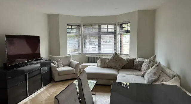 Thames Ditton Apt - Sleeps 6 - Garden & Bbq, Varaa Huoneisto Asunnot kohteessa Merseyside, Huoneisto