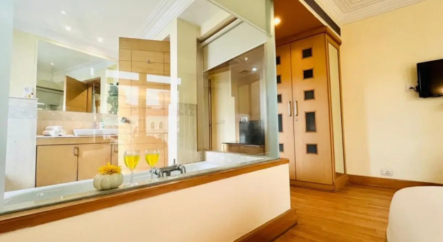 BluO 3BHK - DLF Galleria | BathTub, Balcony, Забронировать Апартаменты/квартира Гургаон 