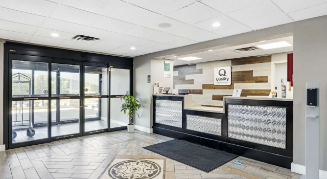 Quality Inn Clarksville - Exit 11, Rezerwuj Hotel Hotele w Clarksville z basenem, Basen