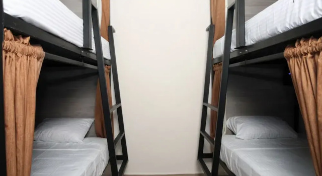 Кровать в общем номере Hotel Grand Lion