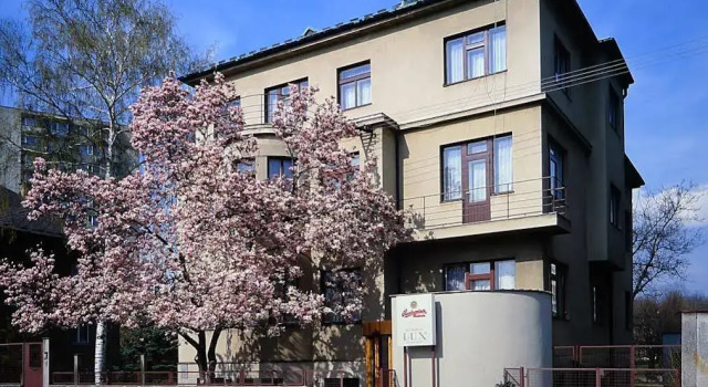 Hotel Lux, Забронировать Отель Отели Ческе-Будеёвице 3 звезды, рядом с South Bohemian Motorcycle Museum, 3*