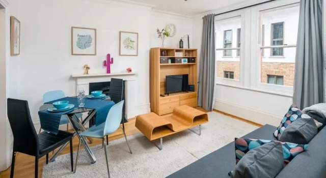 Modern 1 Bed apt Sleeps 4 in Covent Garden, Забронировать Отель Отели Лондона 3 звезды, рядом с Памятник «Боудикка и ее дочери», 3*