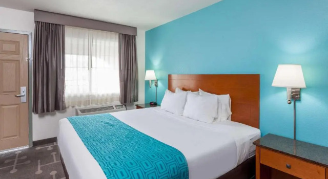 Номер Standard Howard Johnson by Wyndham National City/San Diego South