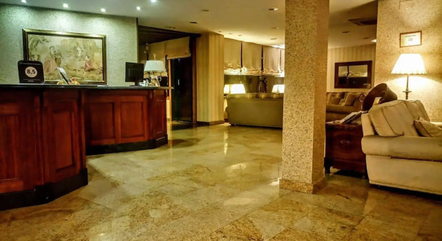 Hotel Ele Puente Romano