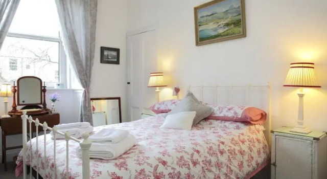 5 star beautiful & vintage, spacious apt in chic location!, Rezervați Hotel Edinburgh Edinburgh, aproape de Royal Botanic Garden