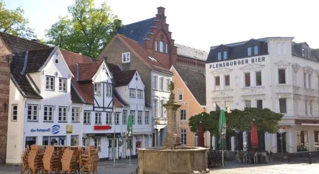 fewo1846 - Dampfer Alexandra II - urige Wohnung mit zwei Schlafzimmern am Nordermarkt im Stadtzentrum, Забронировать Отель Фленсбург земля Шлезвиг-Гольштейн, рядом с Фленсбургская гавань