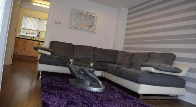 Коттедж Silverburn new house with free parking and nice garden