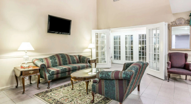 Super 8 by Wyndham Clinton
