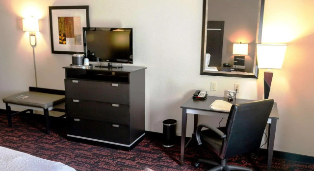 Двухместная студия для некурящих Mobility/Hearing Accessible with Roll-In Shower Hampton Inn & Suites Tulsa/Tulsa Hills