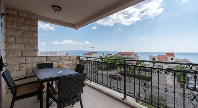 Апартаменты с 2 комнатами с балконом и с видом на море Villa Amigo