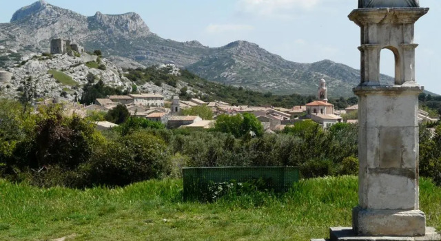 Вилла Vacation rental in the Alpilles, Provence, close to the village center - Beautiful view -Air conditionning Heated pool and spa - sleeps 8
