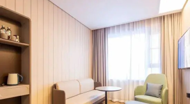 Люкс HanTing Hotel (Minquan Railway Station Bingxiong Avenue)