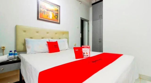 Кровать в общем номере Reddoorz near Gajah Mada Plaza 2