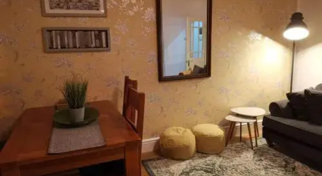 Corner House, Sleeps 8 in 4 Bedrooms, near train station, Great Value, Забронировать Отель Реддиш Стокпорт