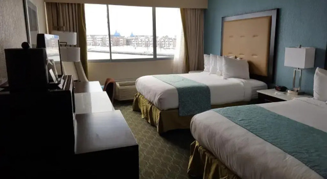 Четырёхместный номер Standard с видом на озеро Wyndham Garden Kenosha Harborside