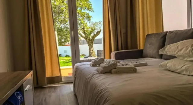 House With 2 Bedrooms in Atalaia, With Shared Pool, Enclosed Garden and Wifi Near the Beach, Rezervovat Hotel Hotely v Oeste s parkováním, Parkování