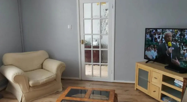 Eddiwick House - Huku Kwetu Dunstable -Spacious 3 Bedroom House- Sleeps 6 - Suitable & Affordable Group Accommodation - Business Travellers