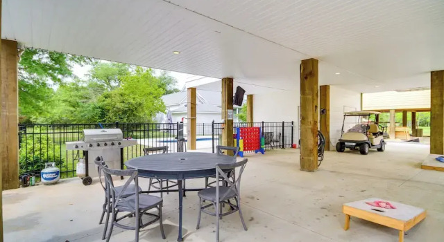 Коттедж с 4 комнатами с балконом Waveland Vacation Rental w/ Private Heated Pool