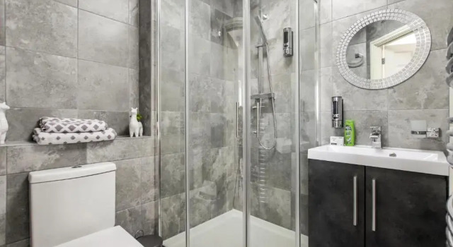 Ruby Kingsize Bedroom with En-suite, Rezervați Hotel Derby 
