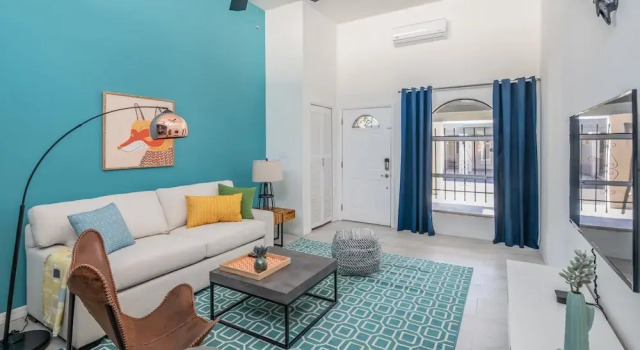 Sleek 2BR Townhome Central Phx by WanderJaunt, Забронировать Апартаменты/квартира Кемелбэк-Ист 