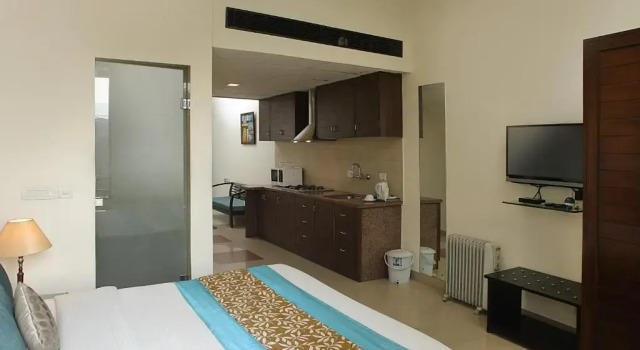 Люкс Executive Ahuja Residency Parklane